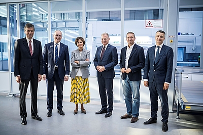 v.l.n.r. Dr. Ing. Mathias Kammüller, CEO DI Thilo Preß, Dr.phil. Nicola Leibinger-Kammüller, LH Mag. Thomas Stelzer, Bgm. Ing. Markus Hofko, CEO WM Dr.-Ing. Stephan Mayer © TRUMPF